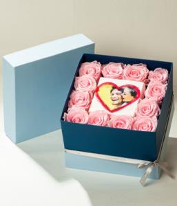 scatola con rose rosa stabilizzate e una foto su tela